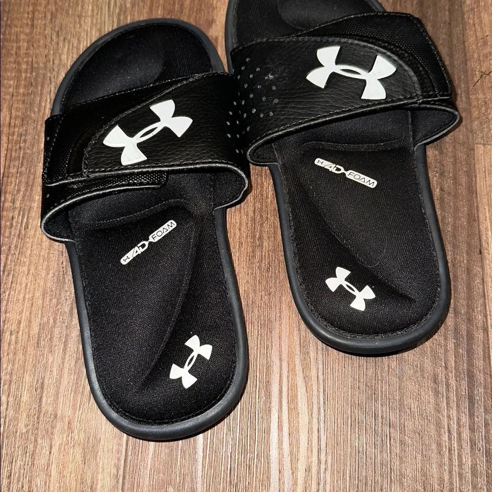 Kids Under Armour 4D Foam Slides size 1Y‎ EUC